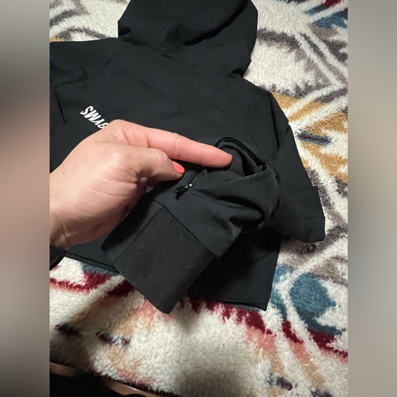 GymShark BLK Windbreaker - Picture 7 of 9